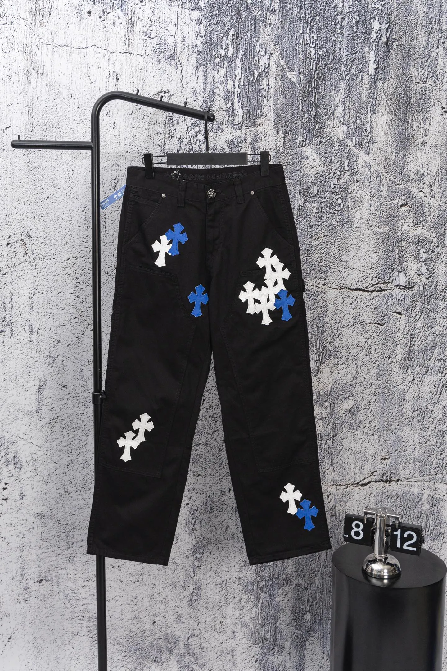P260 CH Chromehearts blue and white cross stitched leather black workwear jeans and logging pants. The cabinet price is 34W, with patchwork cross pattern embellishment and washed jeans! ! An absolutely high-end luxury product, a 1.9W-level god-level single product, a super popular product, made by top heavy industry, a magic weapon that cannot be missed! [About Zangyin] This is an extremely luxurious fashion brand that can also be called the aristocracy of the high street. It has always been an exclusive brand for some hipsters or rich second generations. Compared with ordinary high streets, it is more luxurious and noble. Compared with luxury brands, it is more fashionable and individual. It has always been a brand that I have a special liking for. [Top heavy industry fashion design] Consistently high-street luxury style. Speaking of this style, the Zangyin family and GU family are definitely the leading representative brands. Especially the Zangyin family has really achieved a state-of-the-art effect in creating high-street style. The unique washed material is used to create this style. The color system is already quite eye-catching. After it is decorated with patchwork cross flowers, it cleverly highlights the charm of the brand. Secondly, this style uses classic The high-waist cutting design highlights the long legs and fashionable temperament of the upper body. The brand is highly recognizable and the slim fit configuration is more suitable for daily wear. It is a product that interprets personality, fashion, and specifications at a glance. This single product is enough to make any fan excited. It can be a white T-shirt for a youthful college style, or a tight suspender for a royal style. It has strong matching ability and can be easily controlled by men.  [Materials and craftsmanship] Needless to say, this point goes without saying. As an excellent craftsman brand, Zangyin’s requirements for details and craftsmanship are really perfect. The washed color of this model has gone through so many processes, not to mention the embellishment of denim appliques. It is also purely hand-made and sewn. Just like what they believe in, only hand-made things have soul and have the meaning of wear. A top-notch heavy-duty fashionable denim item, I look forward to your perfect interpretation! !  Color: Black Size: 28-36